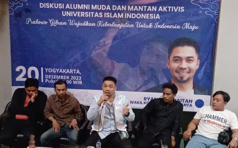 Sekjen Pandawa Lima, Ryano Panjaitan bersama para alumni dan aktivis muda UII di Kota Yogyakarta.