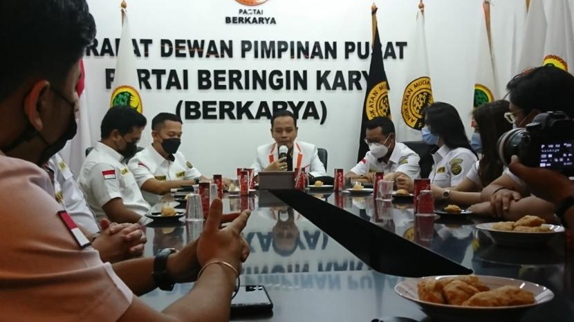 Sekjen Partai Berkarya Badaruddin Andi Picunang dan Ketua Umum AMPB Fauzan Rachmansyah didampingi fungsionaris DPP Partai Berkarya.