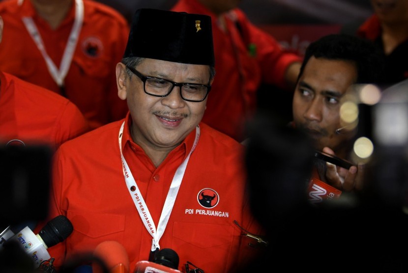 Sekjen Partai Demokrasi Indonesia Perjuangan (PDIP) Hasto Kristiyanto menjawab pertanyaan wartawan di sela Rapat Kerja Nasional (Rakernas) I PDIP di Jakarta, Jumat (10/1/2020).
