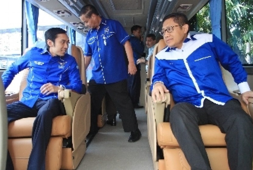 Sekjen Partai Demokrat Edhie Baskoro Yudhoyono (kiri) dan Ketua Umum Partai Demokrat Anas Urbaningrum (kanan).