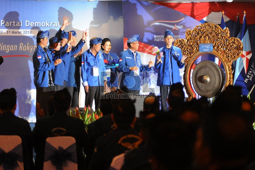  Sekjen Partai Demokrat Edhie Baskoro Yudhoyono (paling kanan) didampingi jajaran pengurus dan majelis tinggi partai membuka KLB Partai Demokrat di Denpasar, Sabtu (30/3).(Republika/Aditya Pradana Putra)