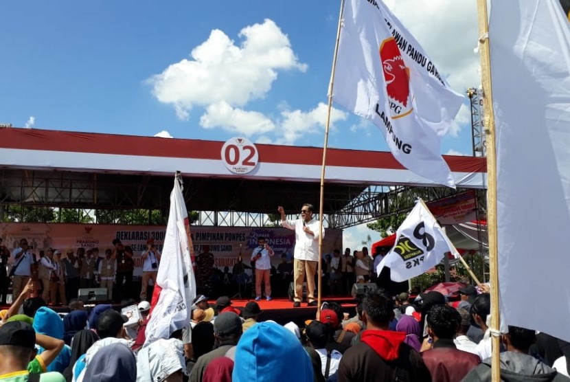 Sekjen Partai Gerindra Ahmad Muzani berkampanye menggantikan Capres Nomor Urut 02 Prabowo Subianto yang batal hadir di lapangan 16 C Kota Metro, Lampung, Rabu (20/3) petang. 