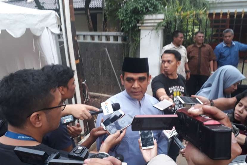Sekjen Partai Gerindra Ahmad Muzani memberikan keterangan pers terkait pertemuan ketua umum partai koalisi pendukung Prabowo - Sandiaga di kediaman Prabowo Subianto, Jakarta, Jumat (7/9).