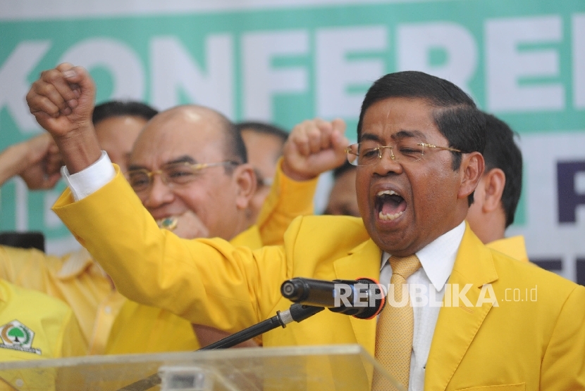  Sekjen Partai Golkar Idrus Marham berteriak usai memberikan keterangan kepada media usai melakukan pendaftaran Pendaftaran Pemilu 2019 di Kantor KPU Pusat, Jakarta, Ahad (15/10).