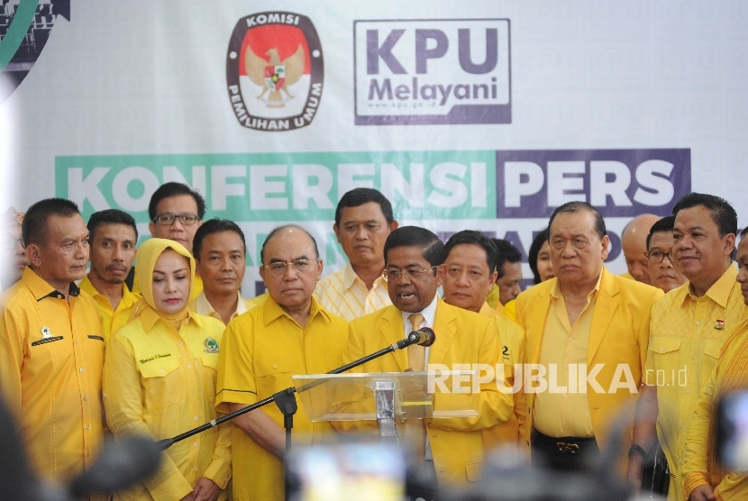 Sekjen Partai Golkar Idrus Marham memberikan keterangan kepada media usai melakukan pendaftaran Pendaftaran Pemilu 2019 di Kantor KPU Pusat, Jakarta, Ahad (15/10). 