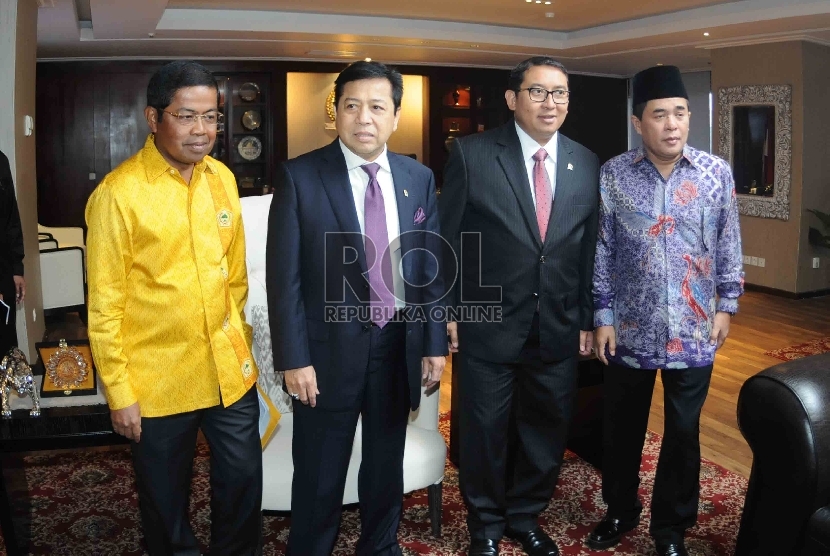 Sekjen Partai Golkar versi Munas Bali Idrus Marham (kiri) didampingi Wakil Ketua Ade Komaruddin (kanan) bertemu dengan Ketua DPR Setya Novanto (kedua kiri) dan Wakil Ketua Fadli Zon (kedua kanan) di Komplek Parlemen, Jakarta, Selasa (31/3).