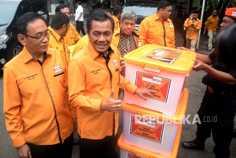 Sekjen Partai Hanura Sarifuddin Sudding (kedua kiri) bersama dengan pengurus partai saat mendaftarkan partainya di KPU Pusat, Jakarta, Kamis (12/10).