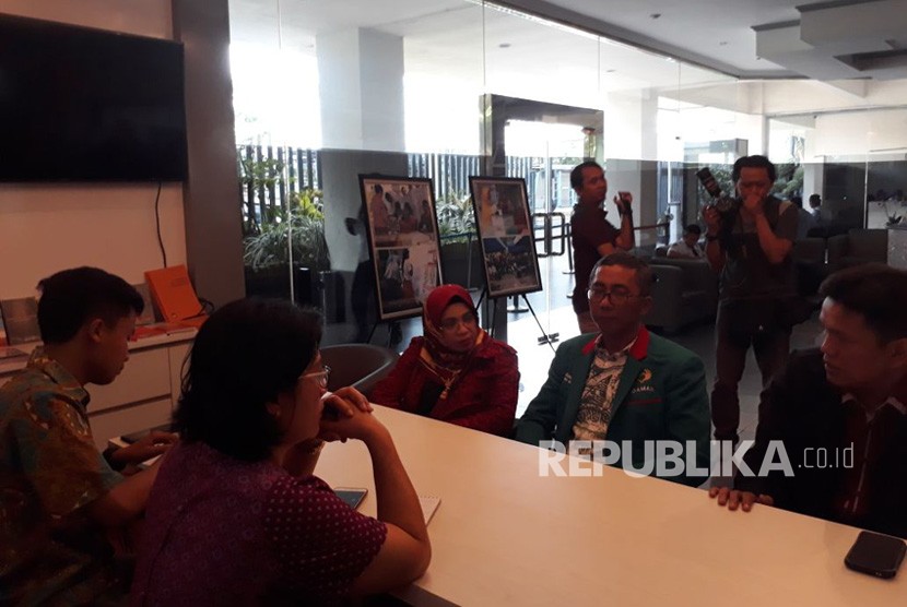 Sekjen Partai Idaman, Ramdansyah, didampingi kuasa hukum melakukan konsultasi terhadap hasil pendaftaran parpol calon peserta Pemilu 2019 kepada Bawaslu, Kamis (19/10). Partai Idaman termasuk salah satu parpol yang tidak lolos tahap penelitian administrasi Pemilu 2019. 