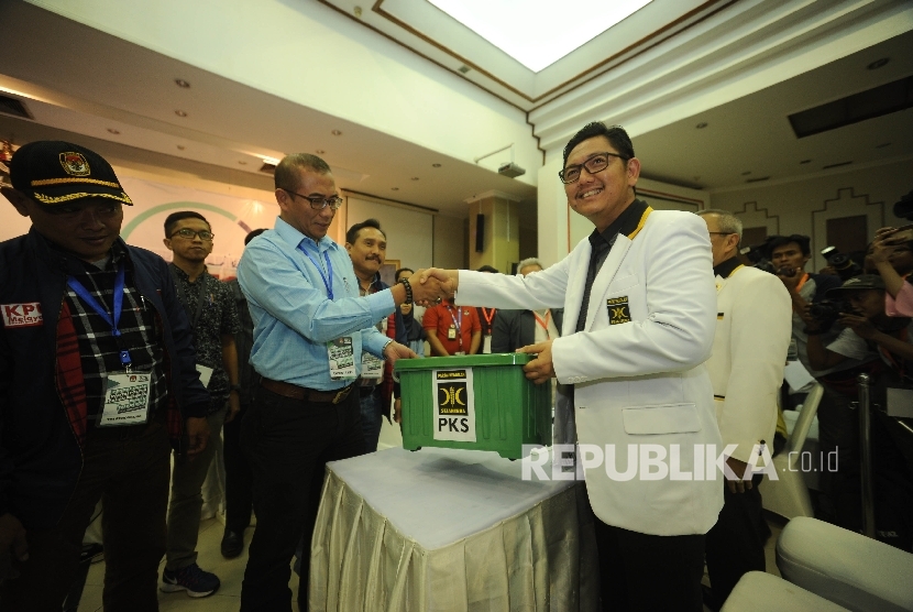 Sekjen Partai Keadilan Sejahtera Mustafa Kamal menyerahkan berkas pendaftaran partai PKS untuk menjadi peserta pemilu 2019, di Kantor KPU Pusat, Jakarta, Sabtu (14/10) PKS secara resmi mendaftar sebagai peserta Pemilu 2019.