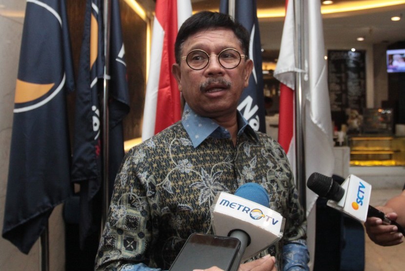 Sekjen Partai Nasdem Johnny G Plate memberikan keterangan pers mengenai pemberhentian sementara Ketua DPW Partai NasDem Kepulauan Riau terkait operasi tangkap tangan (OTT) KPK di kantor DPP Partai NasDem, Jakarta, Kamis (11/7/2019). 