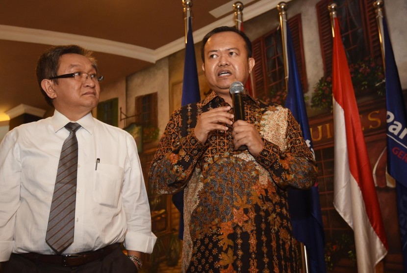 Sekjen Partai Nasdem Patrice Rio Capella (kanan) didampingi kuasa hukum Maqdir Ismail memberikan keterangan pers di DPP Nasdem, Jakarta, Kamis (15/10). 