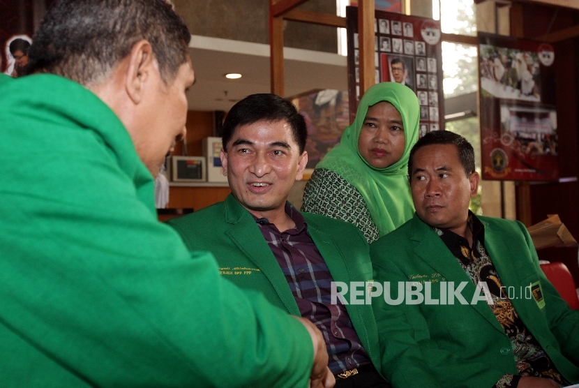 Sekjen Partai Persatuan Pembangunan (PPP) kubu Djan Faridz, Achmad Dimyati Natakusumah( kiri) bersama sejumlah anggota pengurus PPP Kubu Djan Faridz saat mendatangi Kantor Kementerian Hukum dan HAM di Jakarta, Senin (18/1). (Republika/Rakhmawaty La'lang)