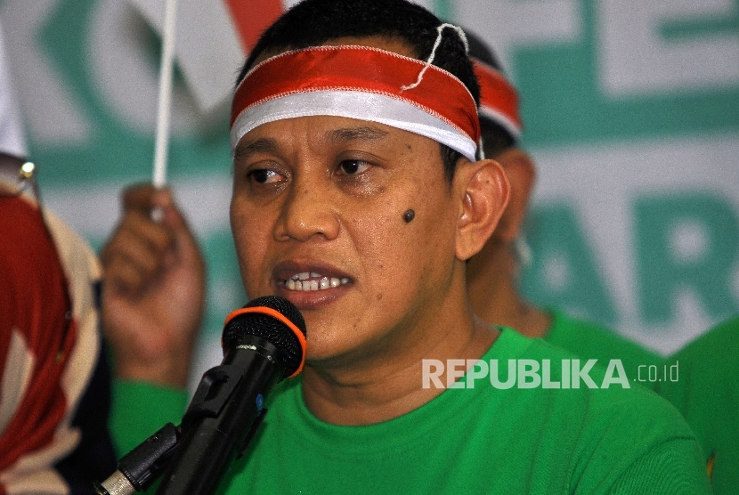 Sekjen Partai PKB Abdul Kadir Karding memberikan keterangan kepada media usai melakukan Pendaftaran Pemilu 2019 di Kantor KPU Pusat, Jakarta, Senin (16/10).