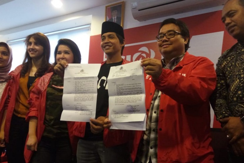 Sekjen Partai Solidaritas Indonesia (PSI) Raja Juli Antoni (tengah) menunjukkan Surat Perintah Penghentian Penyidikan (SP3) atas perkara dugaan kampanye di luar jadwal PSI kepada sejumlah media di kantor DPP PSI Jakarta, Jumat (1/6).