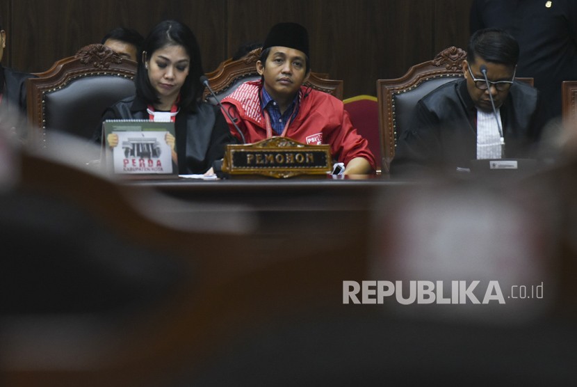 Sekjen Partai Solidaritas Indonesia Raja Juli Antoni (tengah) selaku pemohon menghadiri sidang uji materi Undang-Undang No 2 tahun 2018 tentang MPR, DPR, DPRD, dan DPD (UU MD3) di Mahkamah Konstitusi, Jakarta, Kamis (3/5). 