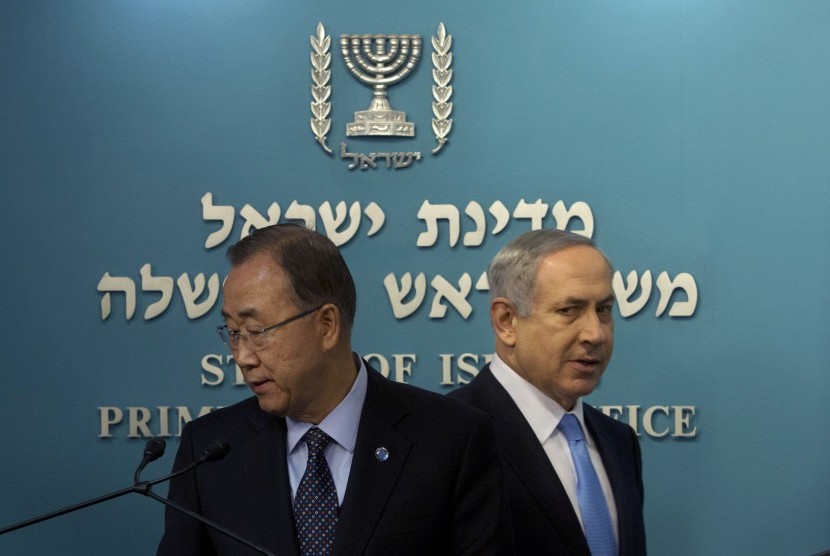 Sekjen PBB Ban Ki-moon (kiri) dan Perdana Menteri Israel Benjamin Netanyahu di konferensi pers di kantor Perdana Menteri di Yerusalem, Selasa 20 Oktober 2015.