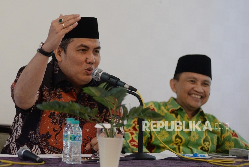 Sekjen PBNU Helmy Faishal Zaini (kiri), bersama Ketua LP Maarif NU Pusat Arifin Junaidi memberikan keterangan kepada wartawan tentang Kejahatan pornografi pada anak usia dini, Jakarta, Kamis (23/3).