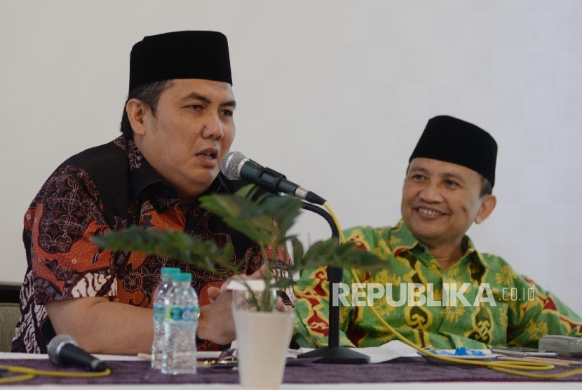 Sekjen PBNU Helmy Faishal Zaini (kiri), bersama Ketua LP Maarif NU Pusat Arifin Junaidi memberikan keterangan kepada wartawan (Ilustrasi)