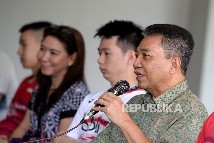 Sekjen PBSI Achmad Budiharto (kanan) bersama Kabid Pembinaan dan Prestasi PBSI Susy Susanti (kiri), dan Atet bulutangkis Kevin Sanjaya hadir pada konferensi pers di Komplek PBSI Cipayung, Jakarta Tmur, Senin (14/8).