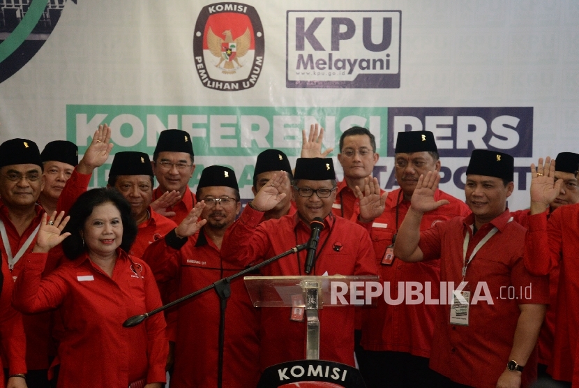  Sekjen PDI-P Hasto Krisyanto (tengah) bersama pengurus partai seusai mendaftarkan partainya di kantor KPU Pusat, Jakarta, Rabu (11/10).