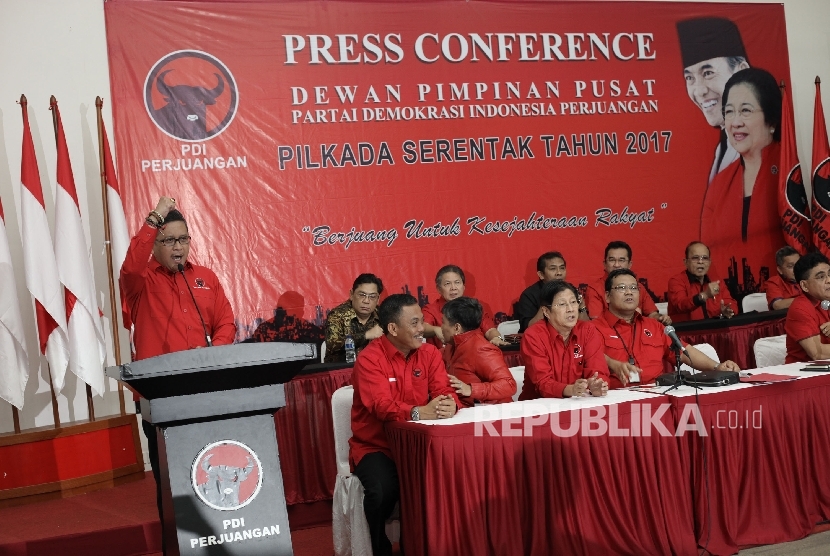 Sekjen PDI Perjuangan Hasto Kristianto memberikan kata samutan saat deklarasi Pasangan Calon PDI Perjuangan di Kantor DPP PDI Perjuangan, Jakarta, Selasa (20/9). 