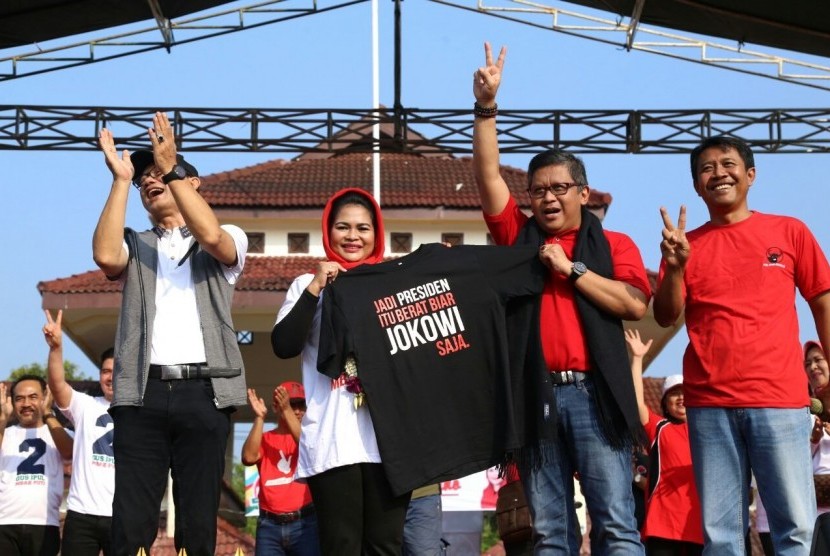 Sekjen PDI Perjuangan, Hasto Kristianto, saat berkampanye untuk Cawagub No 2 Pilkada Jatim, Puti Guntur Soekarno.