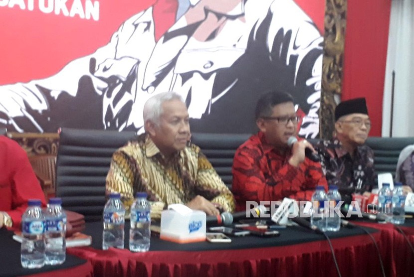 Sekjen PDI Perjuangan Hasto Kristiyanto beserta sejumlah petinggi PDI Perjuangan dan Wakil Ketua Dewan Pembina Partai Demokrat Agus Hermanto menyampaikan keterangan pers usai menggelar pertemuan tertutup di Kantor DPP PDI Perjuangan, Menteng, Jakarta, Jumat (13/7) . 