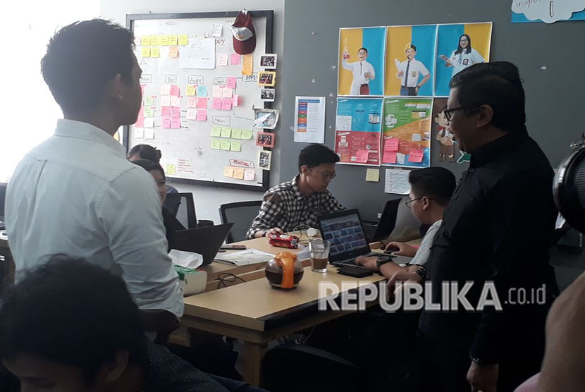 Sekjen PDI Perjuangan, Hasto Kristiyanto didampingi Bupati Banyuwangi Azwar Anas mengunjungi kantor RuangGuru.com yang bertempat di Tebet, Jakarta Selatan, Jumat (4/5). Kunjungan Hasto ke Kantor Ruang Guru merupakan dalam rangka peringatan Hari Pendidikan Nasional.
