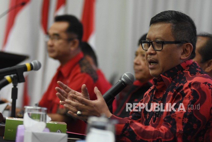 Sekjen PDI Perjuangan Hasto Kristiyanto (kanan) didampingi jajaran pengurus partai memberikan keterngan pers jelang Rakernas I dan HUT ke-47 PDI Perjuangan di kantor DPP PDIP, Jakarta, Rabu (8/1/2020). 
