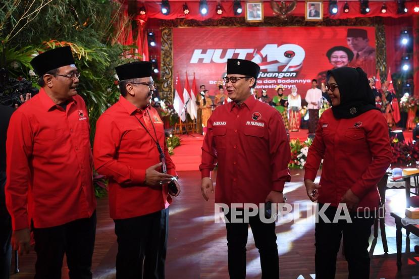 Sekjen PDI Perjuangan Hasto Kristiyanto (kedua kiri) berbincang dengan Ketua DPP Djarot Saiful Hidayat (kiri), Ketua DPP Ahmad Basarah (kedua kanan) dan Wasekjen Sadarestuwati dalam peringatan HUT Ke-49 PDIP di kantor DPP PDIP, Jakarta Pusat, Senin (10/1/2022). Peringatan yang digelar secara daring dan luring tersebut mengangkat tema Bangunlah Jiwa dan Badannya untuk Indonesia Raya. 