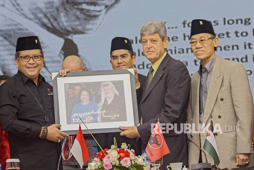 Sekjen PDI Perjuangan Hasto Kristiyanto (kiri) dan Ketua Umum Baitul Muslimin Indonesia Hamka Haq (kanan).