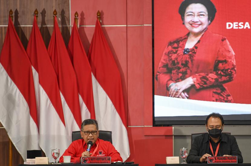 Sekjen PDI Perjuangan Hasto Kristiyanto (kiri) didampingi Ketua DPP PDI Perjuangan Bidang Ekonomi Kreatif dan Ekonomi Digital Prananda Prabowo (kanan) memberikan paparan saat paripurna pertama dalam Rapat Kerja Nasional (Rakernas) II PDI Perjuangan di Jakarta, Selasa (21/6/2022). Hasto menyebut tidak mudah bagi PDIP menjalin kerja sama politik dengan Partai Demokrat. (ilustrasi)