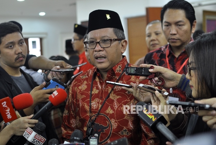 Sekjen PDI Perjuangan Hasto Kristiyanto memberikan keterangan kepada wartawan seusai sambutan saat acara kursus politik Pancasila di kantor PDIP, Jalan Diponegoro, Jakarta, Ahad (24/9). 