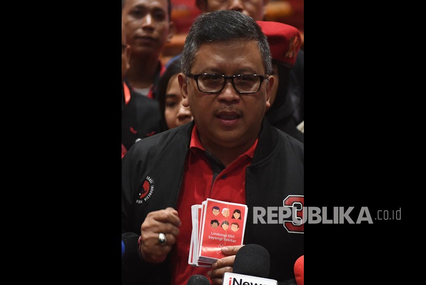 Sekjen PDI Perjuangan Hasto Kristiyanto memberikan keterangan pers terkait kabar penggeledahan kantornya serta penangkapan staf partainya dalam operasi tangkap tangan (OTT) Komisioner KPU Wahyu Setiawan oleh KPK di Jakarta, Kamis (9/1/2020).