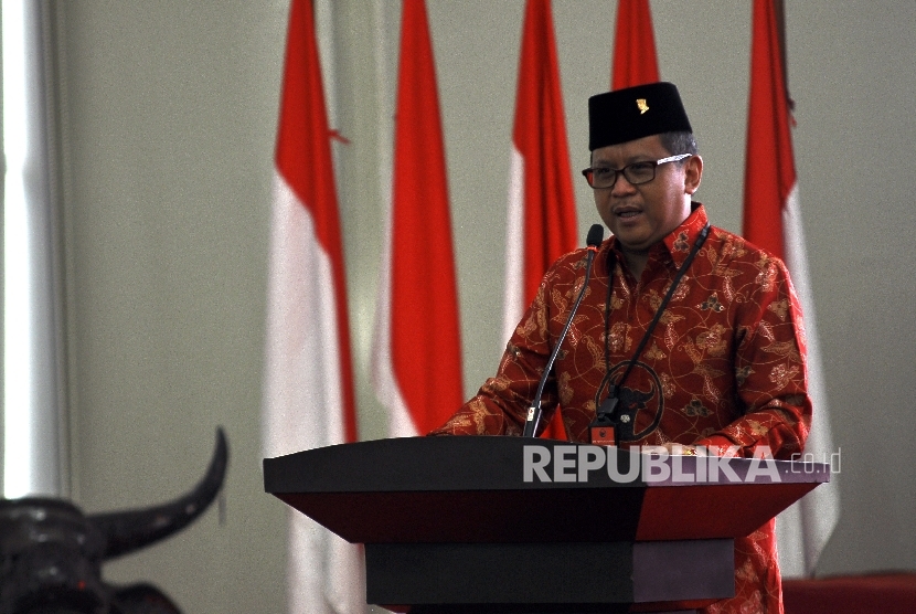 Sekjen PDI Perjuangan Hasto Kristiyanto memberikan sambutan saat acara kursus politik Pancasila di kantor PDIP, Jalan Diponegoro, Jakarta, Ahad (24/9). 
