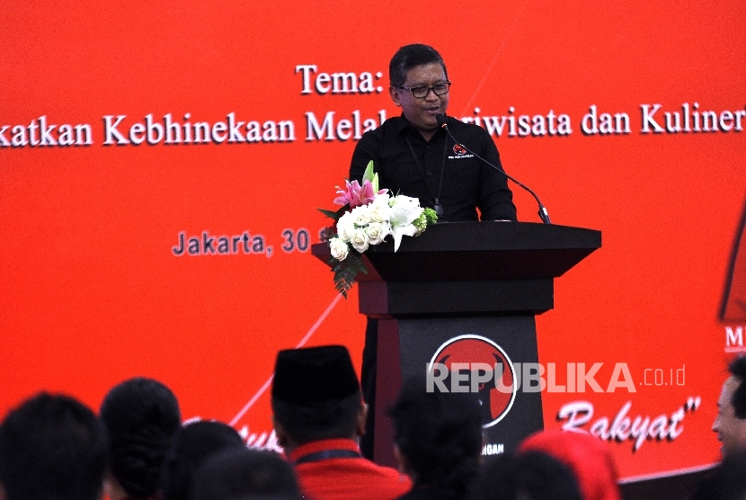 Sekjen PDI Perjuangan Hasto Kristiyanto memberikan sambutan saat Rapat Koodinasi Bidang Pariwisata Tingkat Nasional di Kantor DPP PDI Perjuangan, Jalan Diponegoro, Jakarta, Sabtu (30/9).