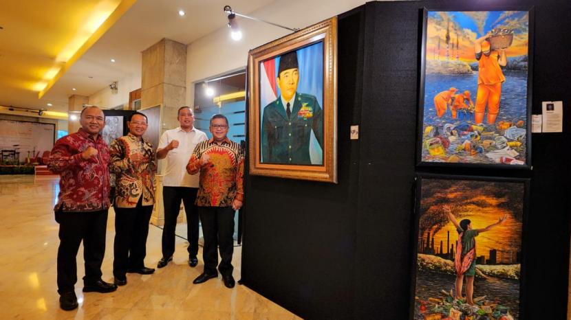 Sekjen PDI Perjuangan Hasto Kristiyanto menghadiri pameran lukisan bertema Freedom Of Harmony ang digelar dalam memperingati HUT ke-77 RI.