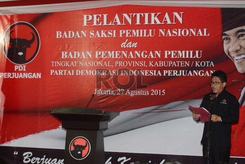  Sekjen PDI Perjuangan Hasto Kristiyanto menyampaikan nama pengurus Badan Pemenangan Pemilu dan Badan Saksi Pemilu Nasional saat acara pelantikan pengurus Badan Pemenangan Pemilu dan Badan Saksi Pemilu Nasional PDI Perjuangan di Kantor DPP PDI Perjuangan, 
