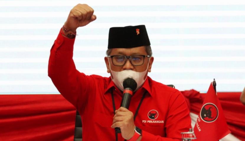 Sekjen PDI Perjuangan Hasto Kristiyanto menyampaikan sambutan di sekolah partai secara daring untuk calon kepala daerah yang diusung PDI Perjuangan Pilkada Serentak 2020, Ahad (13/9).