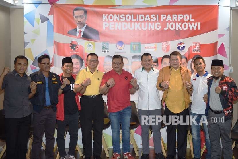 Sekjen PDI Perjuangan Hasto Kristiyanto (tengah) bergandengan tangan bersama, dari kiri, Waketum PPP Arwani Thomafi, Sekjen NasDem Johnny G Plate, Sekjen PSI Raja Juli Antoni, Sekjen Golkar Lodewijk Freidrich Paulus, Sekjen PKB Abdul Kadir Karding, Sekjen Hanura Herry Lontung Siregar, Sekjen Perindo Ahmad Rofiq, dan Sekjen PKPI Verry Surya Hendrawan.