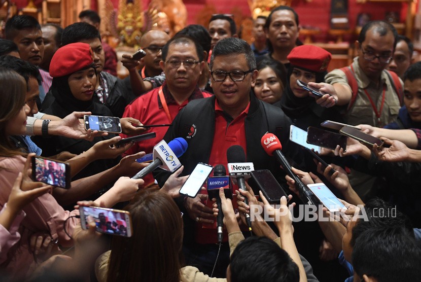 Sekjen PDI Perjuangan Hasto Kristiyanto (tengah) memberikan keterangan pers terkait kabar penggeledahan kantornya serta penangkapan staf partainya dalam operasi tangkap tangan (OTT) Komisioner KPU Wahyu Setiawan oleh KPK di Jakarta, Kamis (9/1/2020).