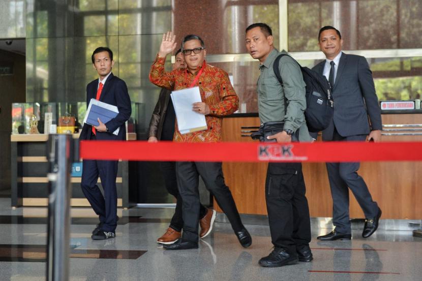 Sekjen PDI Perjuangan Hasto Kristiyanto tiba untuk memenuhi panggilan KPK terkait perkaran Harun Masiku, di Gedung Merah Putih KPK, Jakarta, Senin (10/6/2024). 
