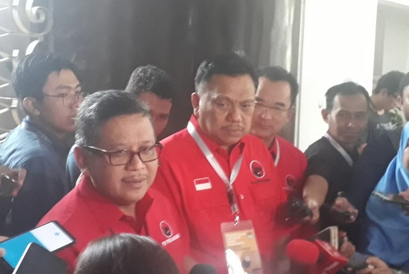 Sekjen PDI Perjuangan Hasto Kristyanto bersama Bendahara Umum PDIP Olly Dondokambey saat menyerahkan Laporan Penerimaan Dana Sumbangan Kampanye (LPDSK) di kantor KPU, Jakarta Pusat, Rabu (2/1).