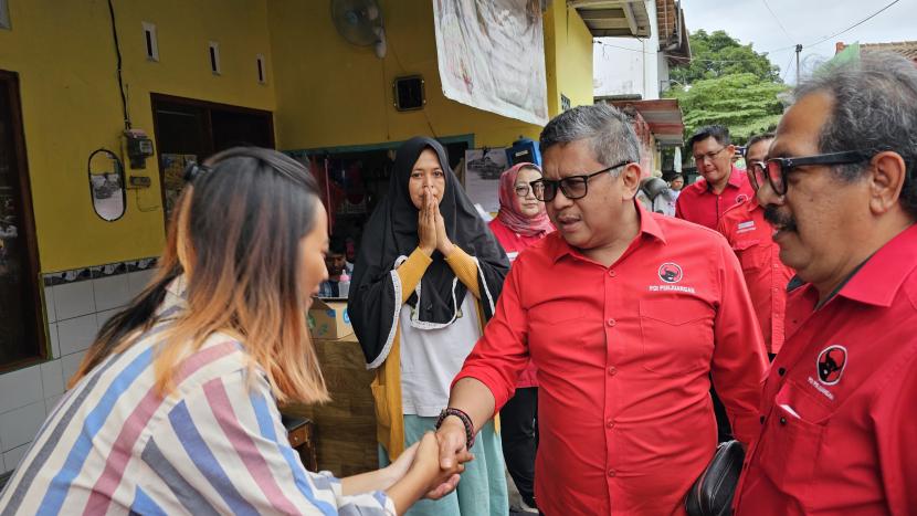 Sekjen PDI Perjuangan (PDIP) Hasto Kristiyanto di kediaman keluarga korban yang meninggal dunia setelah menjadi korban penganiayaan oleh sejumlah oknum pendukung, Sabtu (13/1/2024).