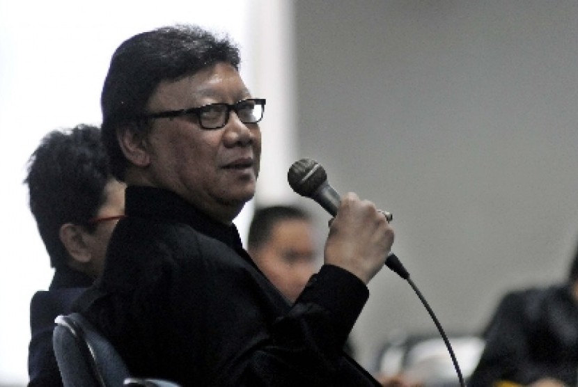 Sekjen PDI Perjuangan, Tjahjo Kumolo, memberikan keterangan dalam sidang lanjutan kasus suap cek pelawat pemilihan Deputi Gubernur Senior di Pengadilan Tipikor, Jakarta, Kamis (6/9). 