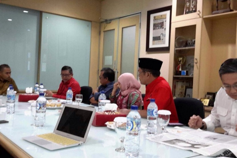 Sekjen PDIP Hasto Kristiyanto beserta pengurus PDIP lainnya diterima Pimpinan Redaksi Republika, Irfan Junaidi saat berkunjung ke Kantor Harian Umum Republika, Jakarta, Senin (8/1).
