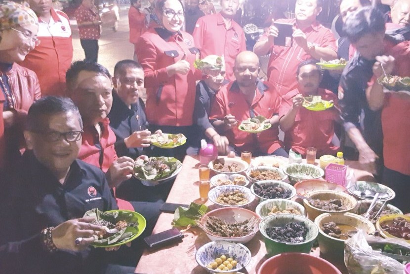 Sekjen PDIP Hasto Kristiyanto bersama kader makan nasi jamblang di Cirebon, Jawa Barat.