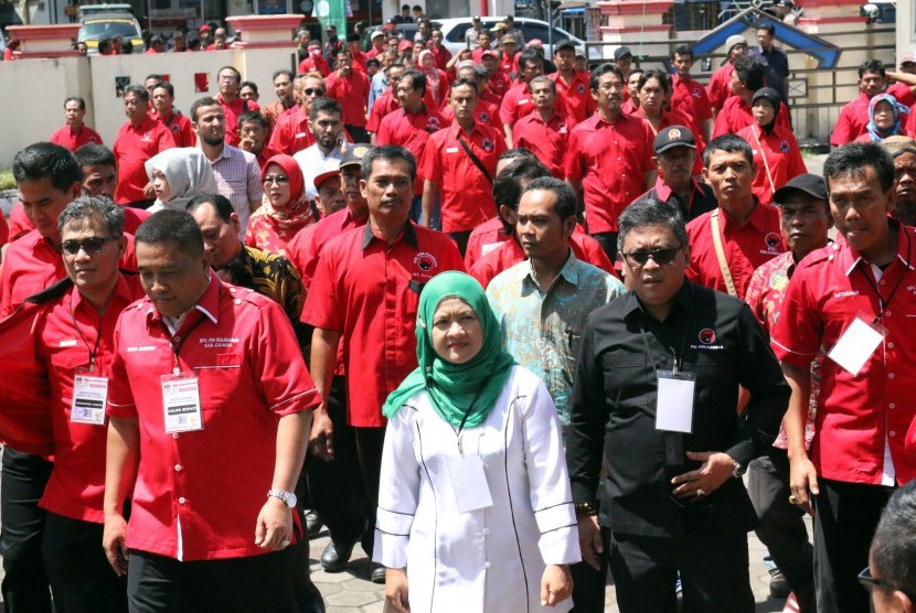 Sekjen PDIP, Hasto Kristiyanto bersama paslon Bupati-Wakil Bupati Cilacap.