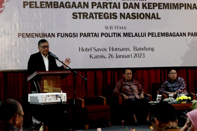 Sekjen PDIP Hasto Kristiyanto dalam Seminar Nasional bertema Pelembagaan Partai dan Kepemimpinan Strategis Nasional yang dilaksanakan oleh Ikatan Alumni Universitas Indonesia (Iluni) bersama Sekolah Kajian Strategik dan Global (SKSG), Pascasarjana UI di Hotel Savoy Homann, Bandung, Kamis (26/1/2023).