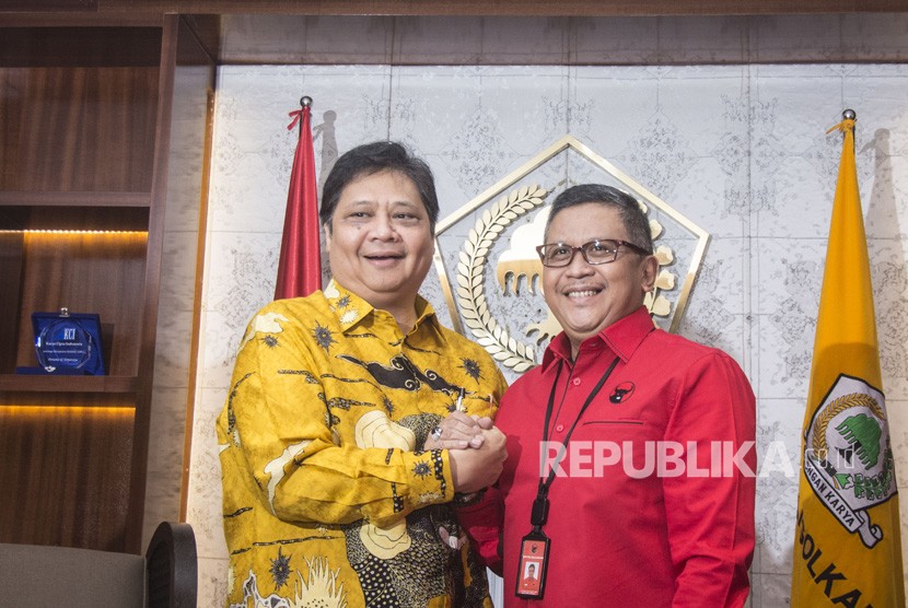 Sekjen PDIP Hasto Kristiyanto (kanan) berjabat tangan dengan Ketua Umum Partai Golkar Airlangga Hartarto (kiri) saat berkunjung untuk melakukan pertemuan di Kantor DPP Golkar, Jakarta, Selasa (20/3).